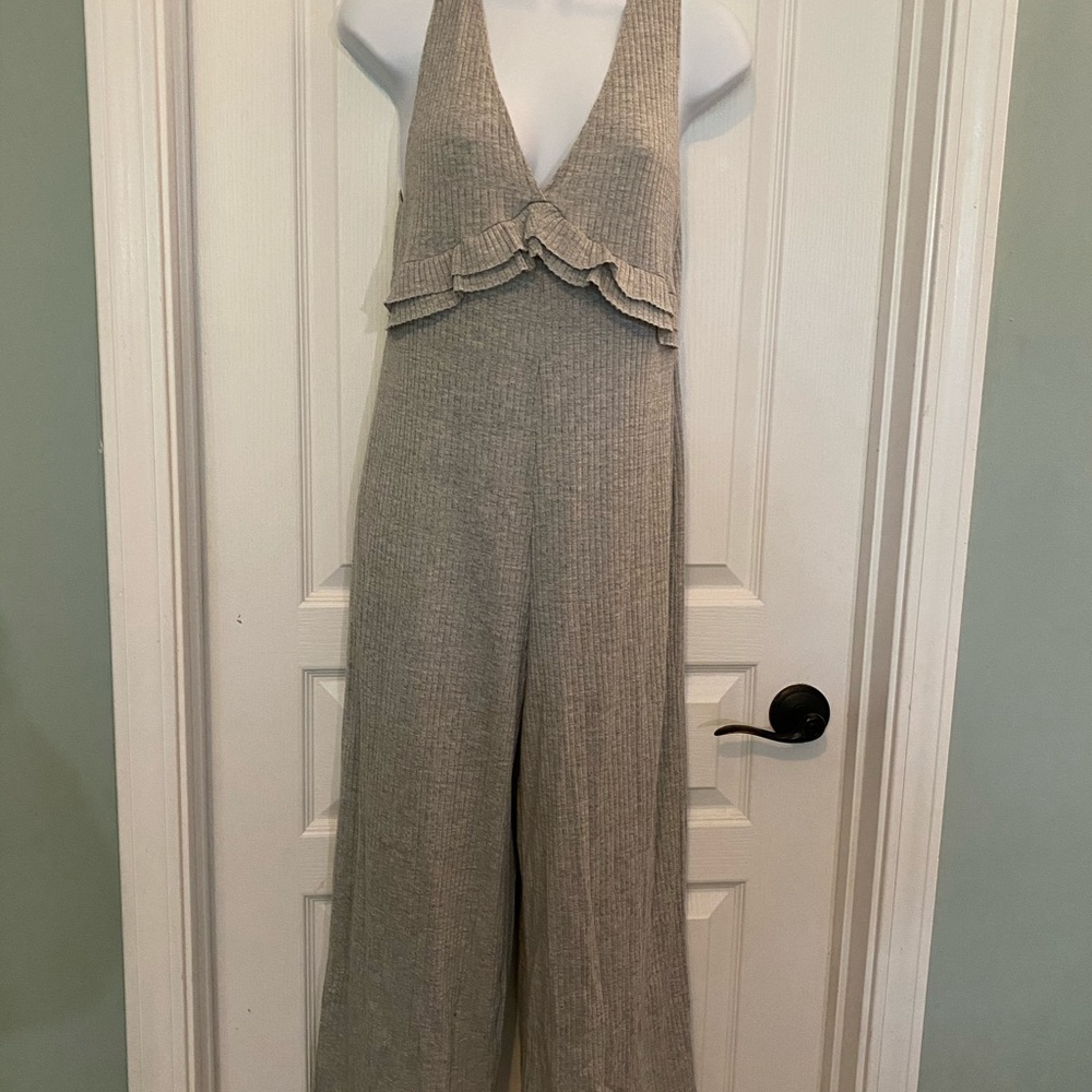 Ribbed grey knit sleeveless jumper, size small.